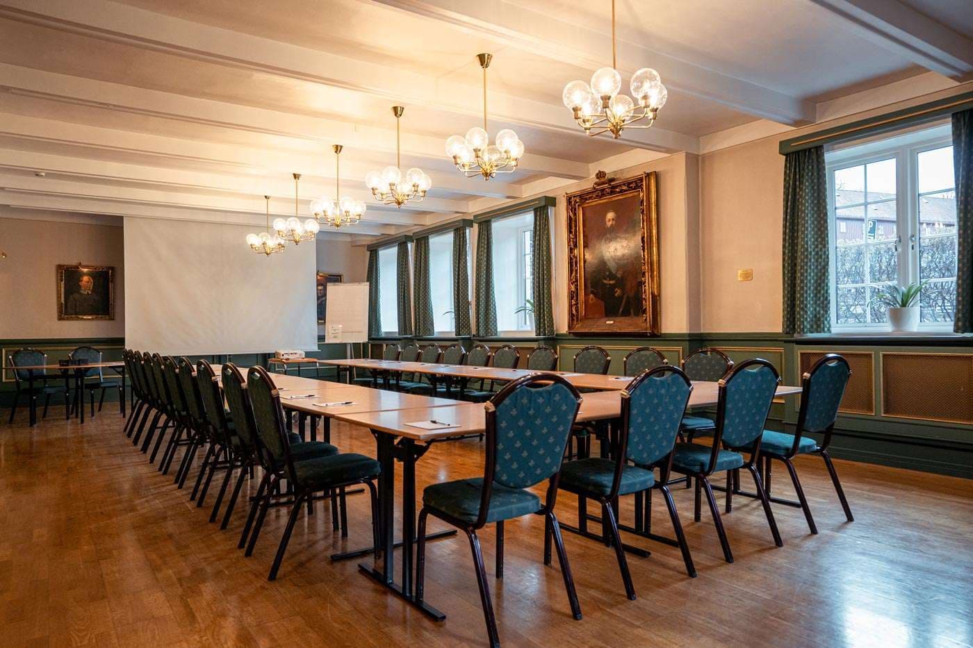 Lokale klargjort med bordoppsett til konferanse