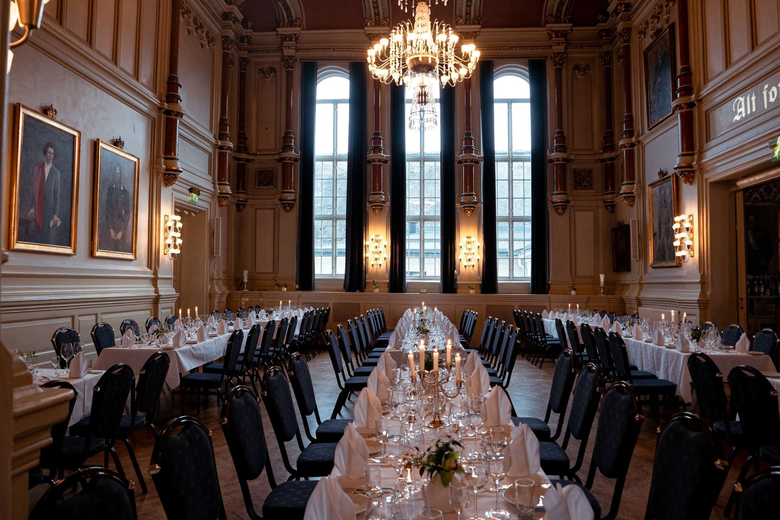 Store festsal dekket til bryllup.
