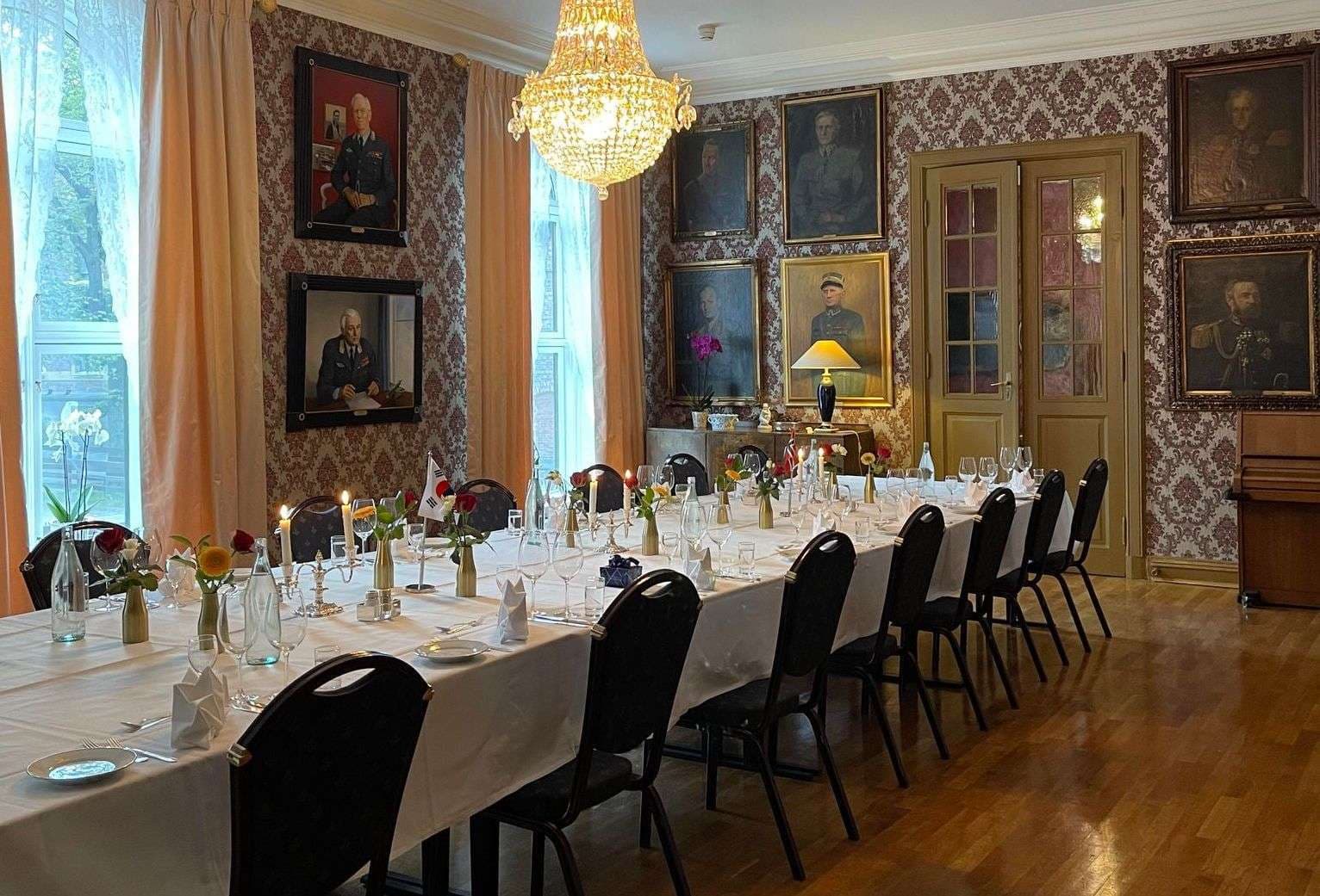 Langbord dekket til bryllup.