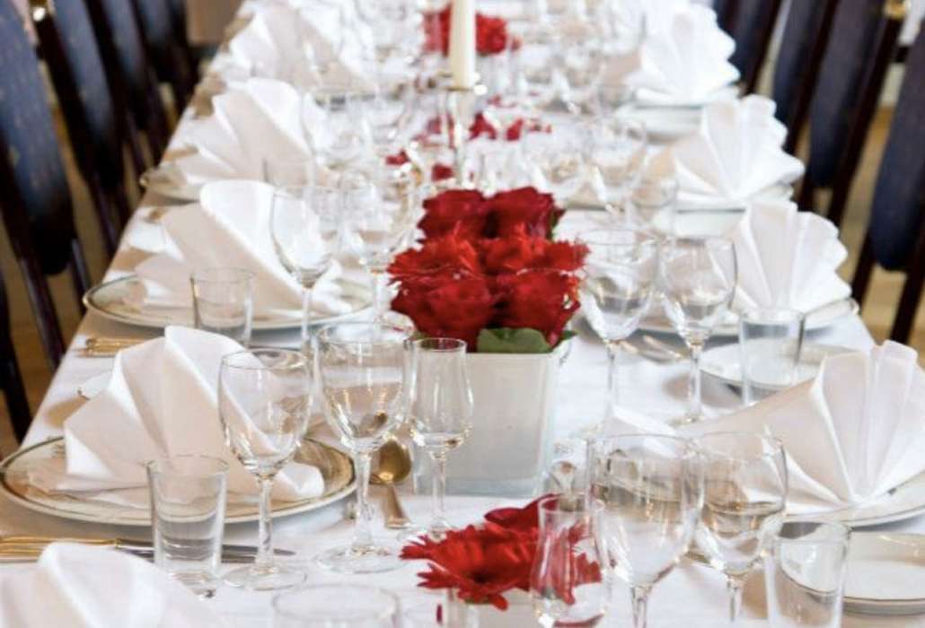 Bord dekket med røde roser.